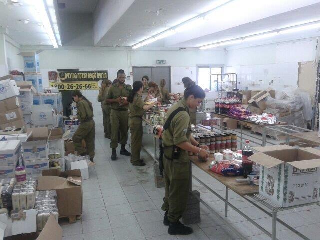 חיילות וחיילים מארזים חבילות במחסן הצדקה המרכזית